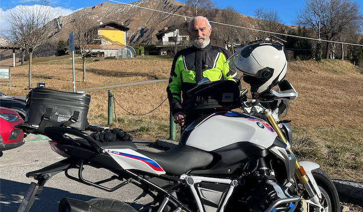 Ettore Tacchini, l’avvocato che ha lasciato senza parole un giudice percorrendo 2500 chilometri in moto per essere in aula