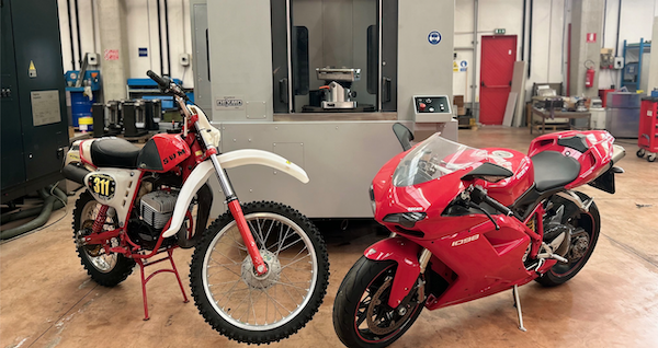 Dexmo, l’azienda guidata dai motociclisti ambientalisti pronti a difendere la natura in sella sui sentieri e al lavoro in officina