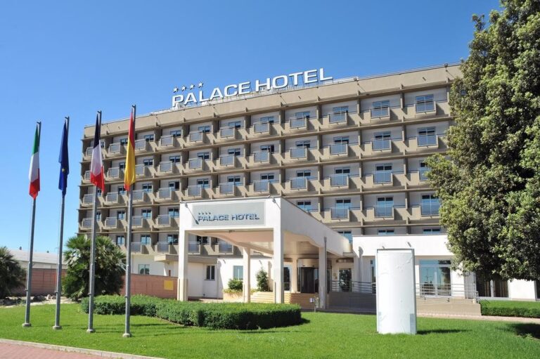 Palace Hotel, sembra incredibile ma a chi sosta qui basta salire in sella alla moto per girare tutta l’Italia in poche decine di minuti…