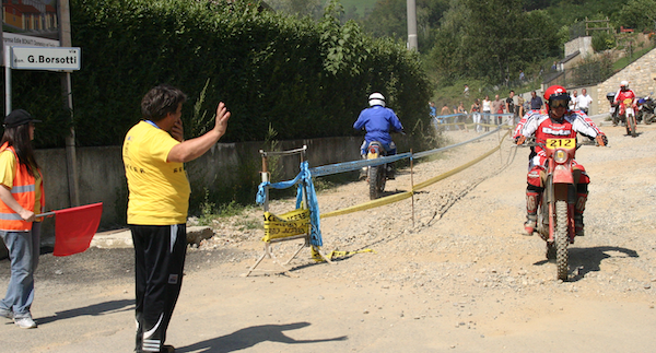 Se Bergamo è diventata la regina dell’enduro è grazie anche tutti i ragazzini che con la bandierina segnalavano ai piloti la strada da seguire